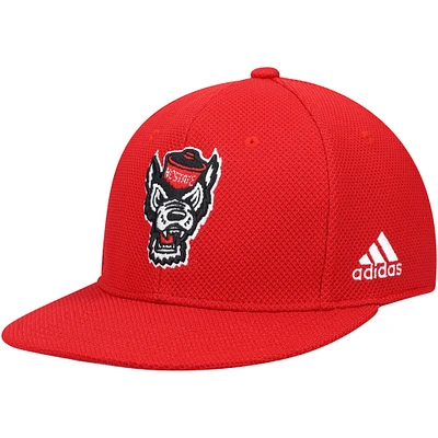 Casquette de baseball ajustée sur le terrain adidas NC State Wolfpack pour hommes rouge