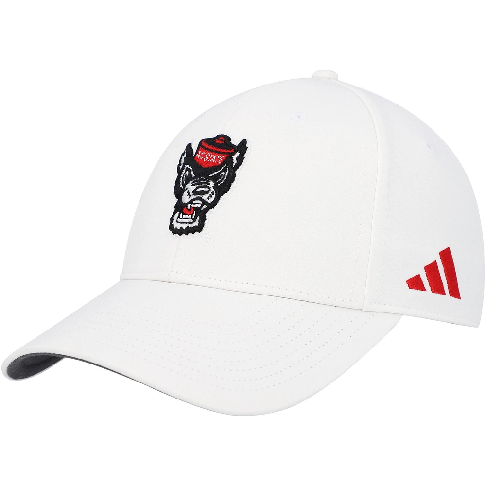 Casquette flexible adidas NC State Wolfpack 2021 Sideline Coaches pour hommes, blanche