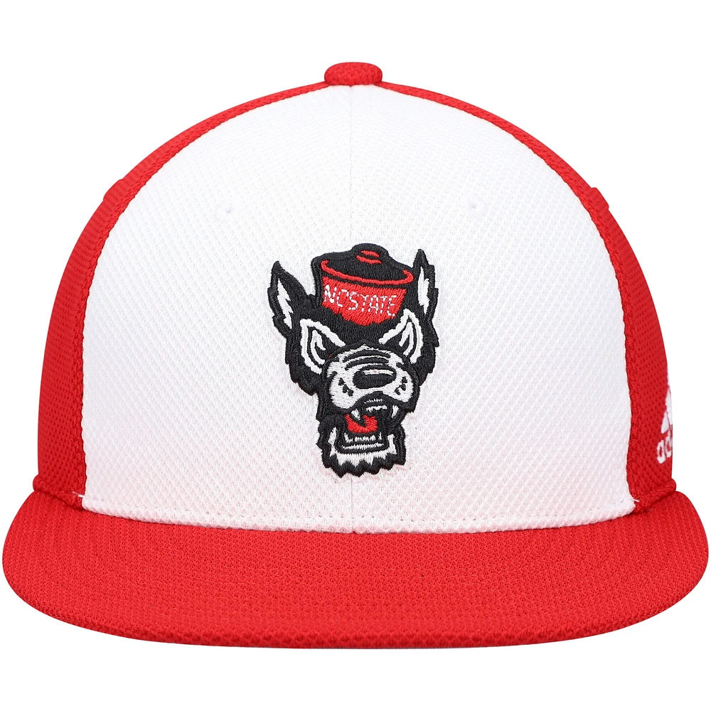 Casquette de baseball ajustée adidas NC State Wolfpack On-Field pour hommes, blanche