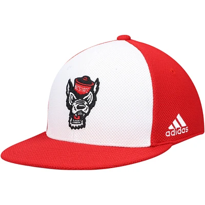 Casquette de baseball ajustée adidas NC State Wolfpack On-Field pour hommes, blanche