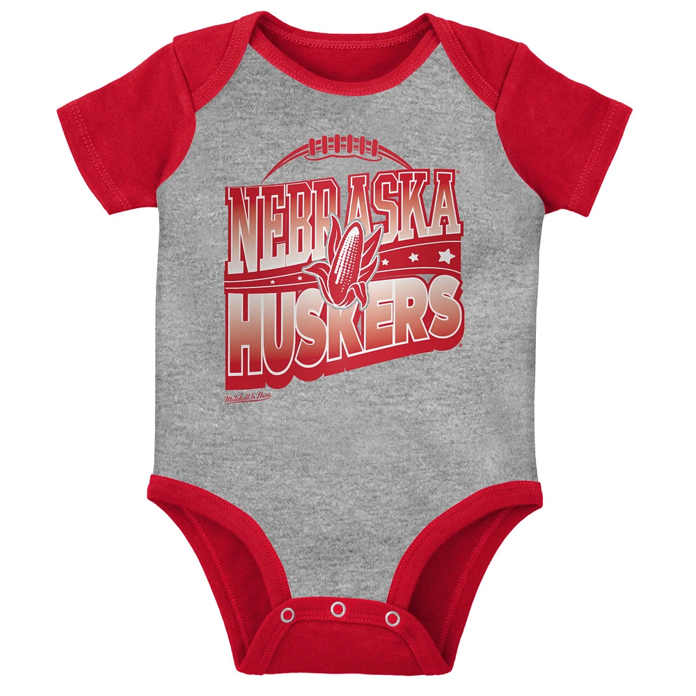 Ensemble de 3 bodys, bavoirs et chaussons Mitchell & Ness Scarlet/Heather Grey Nebraska Huskers pour bébé