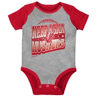 Ensemble de 3 bodys, bavoirs et chaussons Mitchell & Ness Scarlet/Heather Grey Nebraska Huskers pour bébé