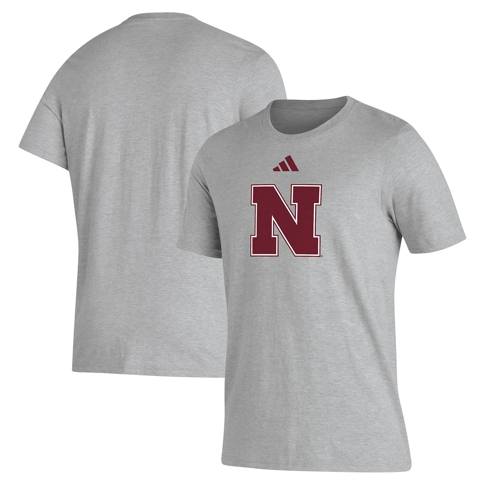 T-shirt d'avant-match AEROREADY avec logo de casier principal des Nebraska Huskers adidas gris pour hommes