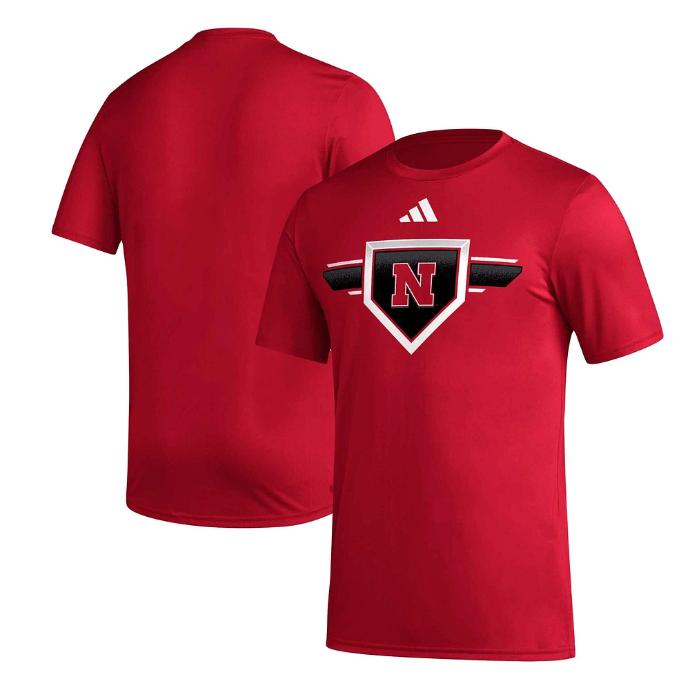 T-shirt d'avant-match adidas Scarlet Nebraska Huskers 2023/24 AEROREADY Homeland Plate pour homme