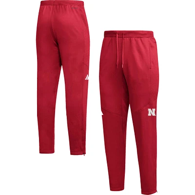 Pantalon fuselé adidas Scarlet Nebraska Huskers 2023 Travel AEROREADY pour homme