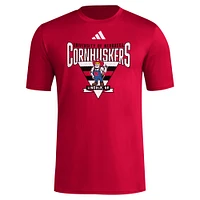 T-shirt d'avant-match trilatéral adidas Scarlet Nebraska Huskers 2024 Locker pour hommes