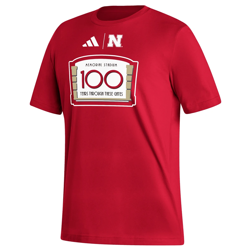 T-shirt adidas Scarlet Nebraska Huskers Memorial Stadium 100e anniversaire Sideline Strategy Fresh pour hommes