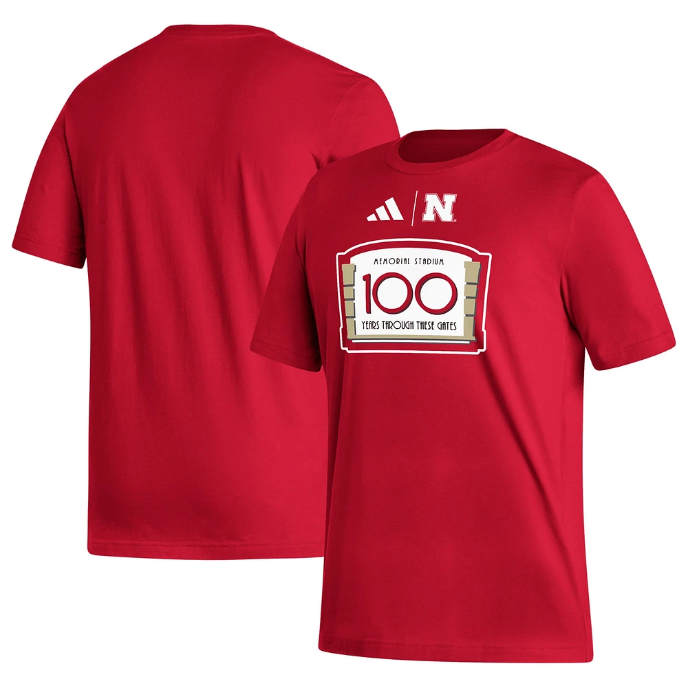 T-shirt adidas Scarlet Nebraska Huskers Memorial Stadium 100e anniversaire Sideline Strategy Fresh pour hommes