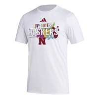 T-shirt adidas x Rich Mnisi Pride Collection pour hommes, blanc, Nebraska Huskers, avant-match, AEROREADY