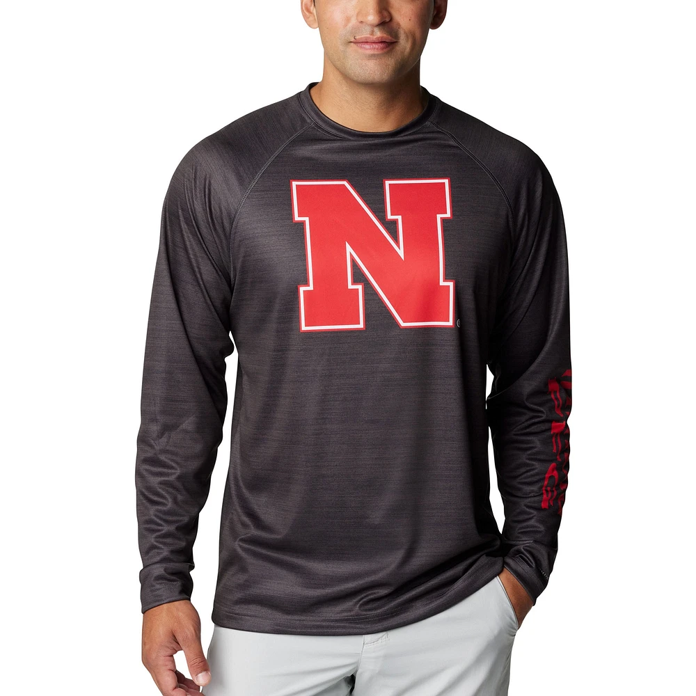 Columbia Heather Charcoal Nebraska Huskers PFG Terminal Tackle Omni-Shade Raglan T-shirt à manches longues pour homme