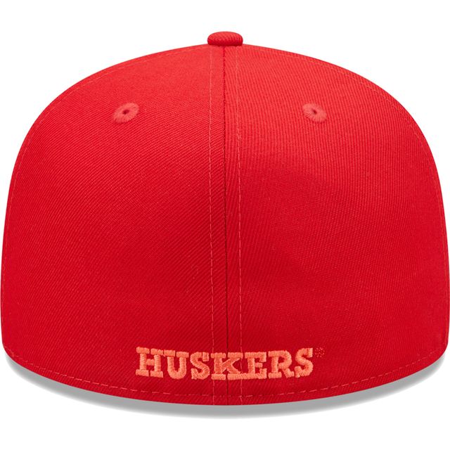 Casquette ajustée 59FIFTY avec sous-visière brillante des Huskers du Nebraska Scarlet New Era pour homme