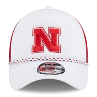 Casquette de camionneur réglable Nebraska Huskers Court Sport Foam A-Frame 9FORTY New Era blanc/écarlate pour hommes