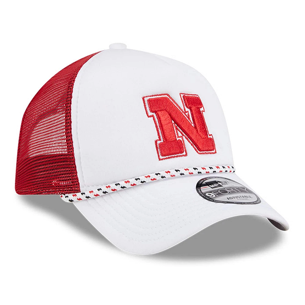 Casquette de camionneur réglable Nebraska Huskers Court Sport Foam A-Frame 9FORTY New Era blanc/écarlate pour hommes