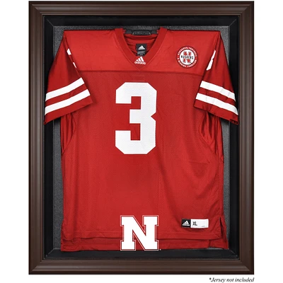 Vitrine de présentation du maillot avec logo encadré marron des Nebraska Huskers