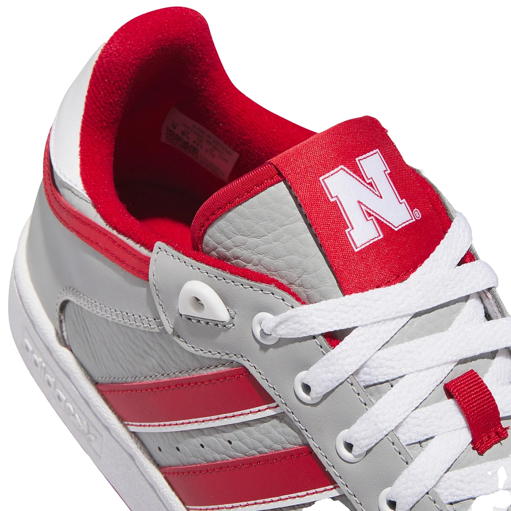 Chaussures de basket-ball unisexes adidas Nebraska Huskers Centennial 85 Low Gris/Écarlate