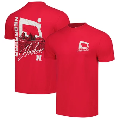 T-shirt unisexe Scarlet Nebraska Huskers Hyper Local Farming Flag Skyline