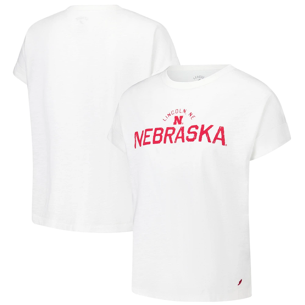 T-shirt blanc à revers roulés Nebraska Huskers pour femmes de la ligue universitaire