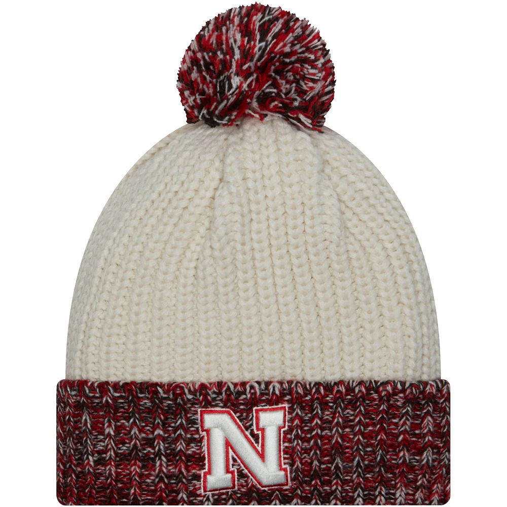 Bonnet en tricot à revers crème Nebraska Huskers Fresh New Era pour femme avec pompon