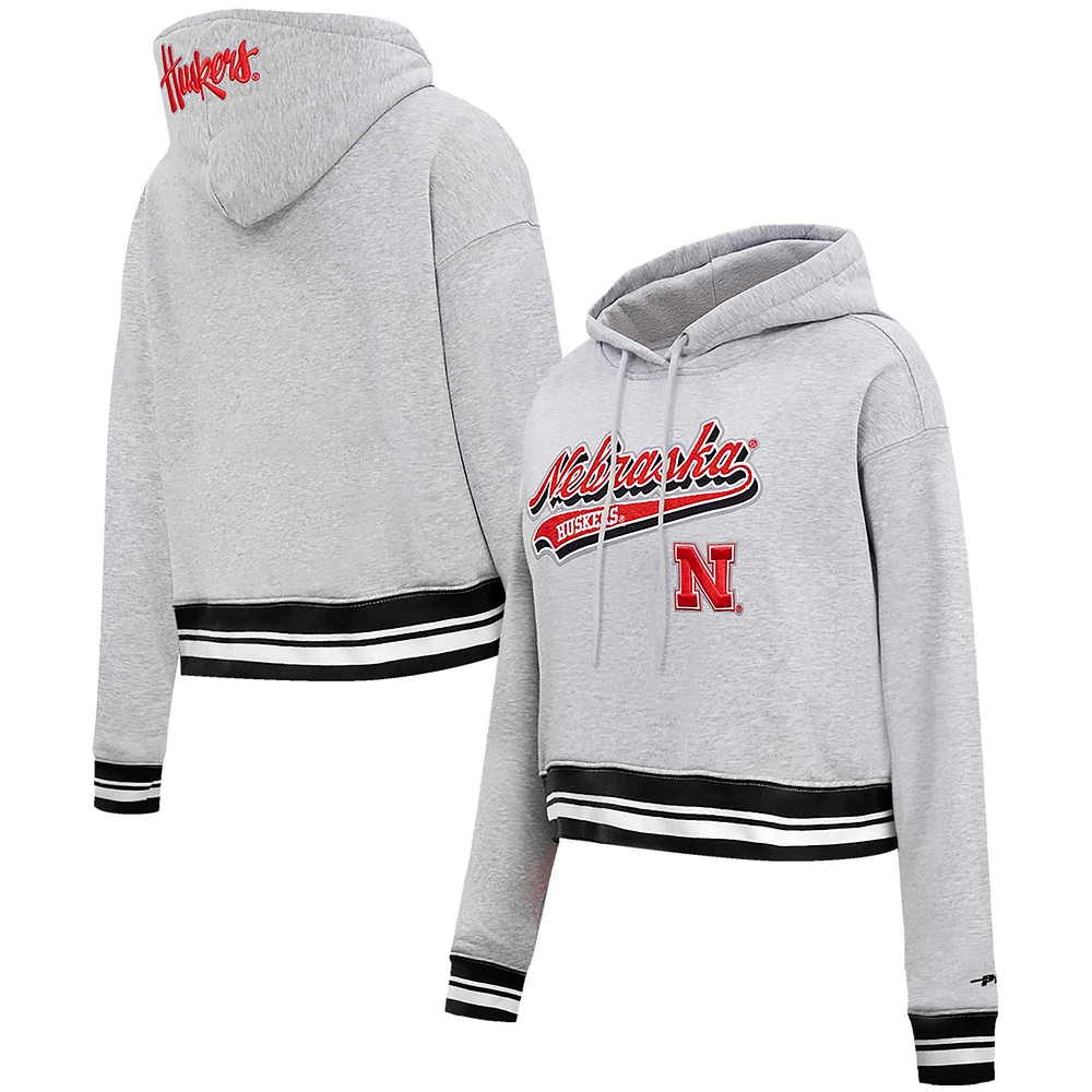 Pull à capuche court en polaire Pro Standard Heather Grey Nebraska Huskers Script Tail pour femmes