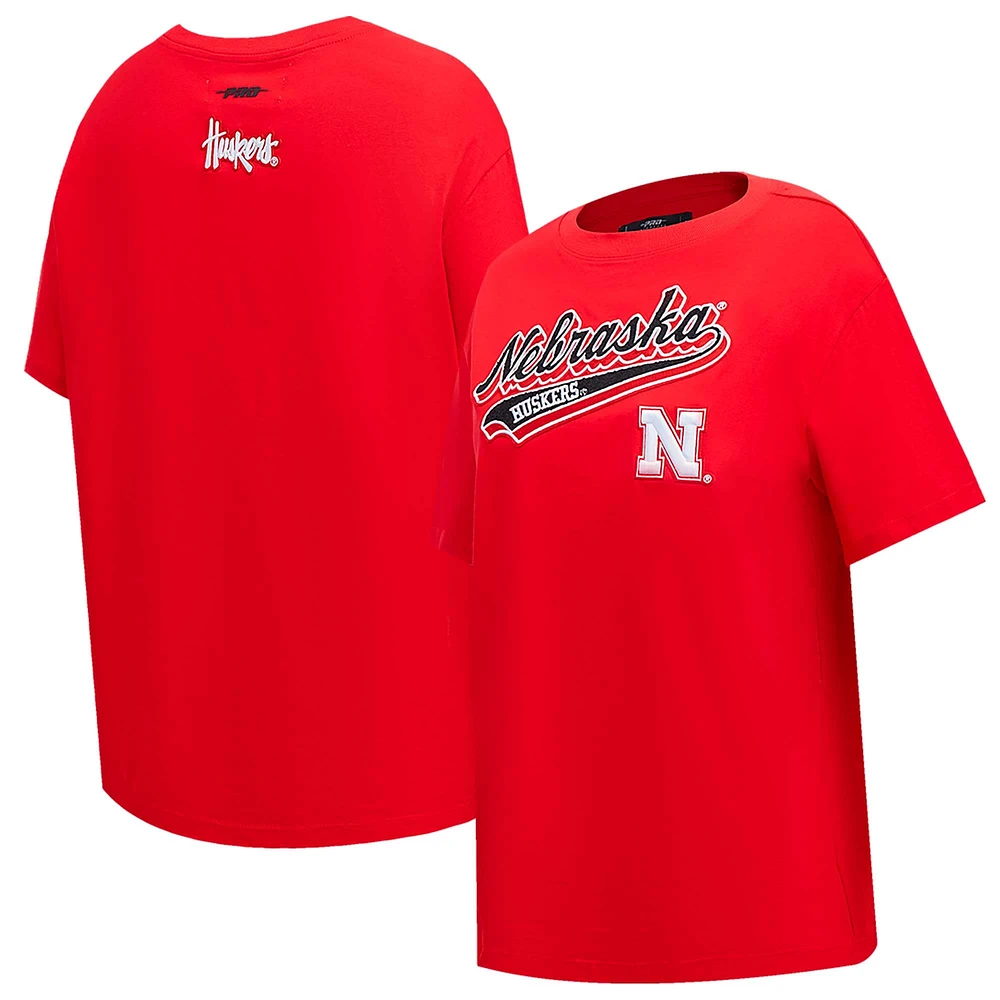 T-shirt surdimensionné petit ami Pro Standard Scarlet Nebraska Huskers Script Tail pour femmes