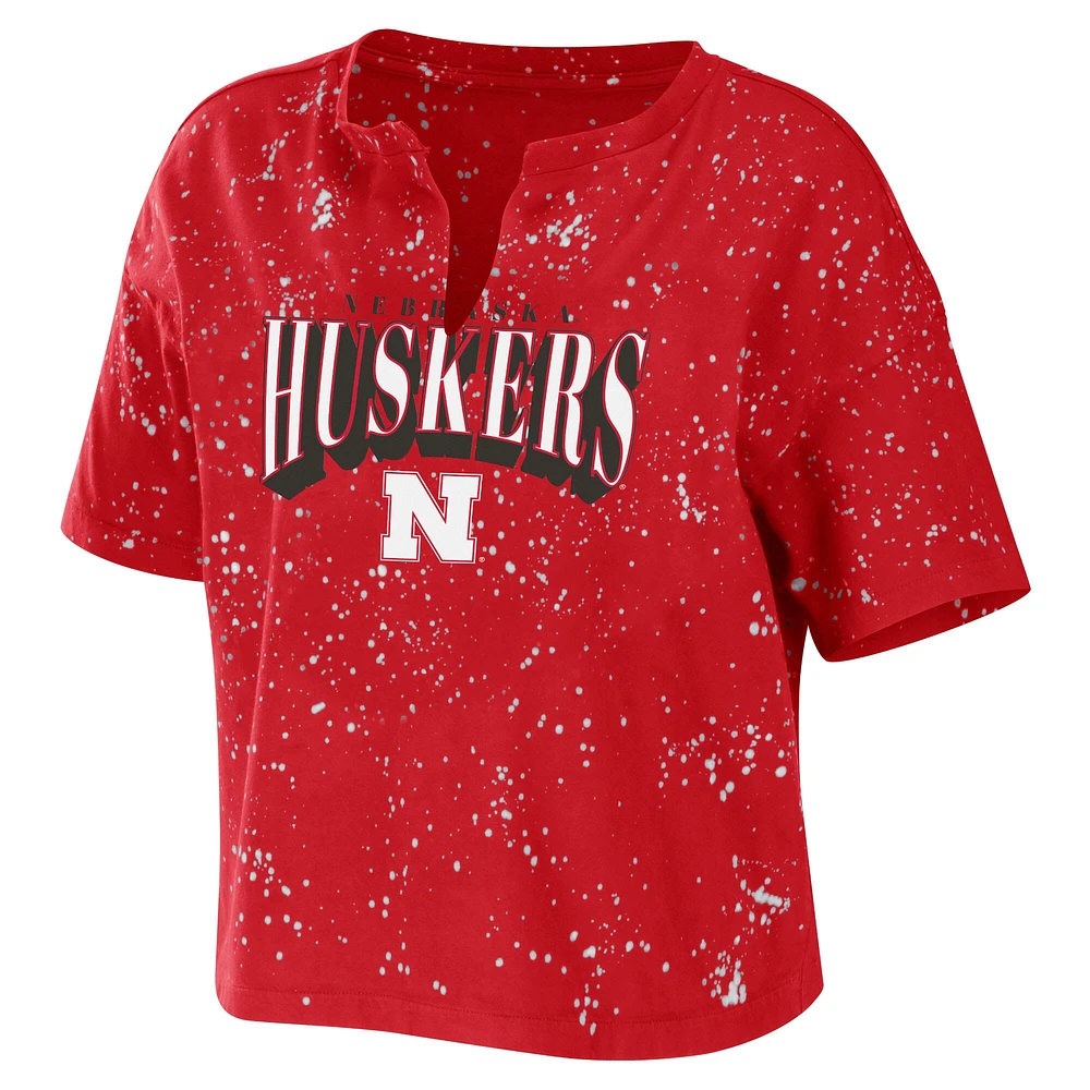 Women's WEAR by Erin Andrews Scarlet Nebraska Huskers T-shirt court à encolure crantée avec lavage délavé et éclaboussures