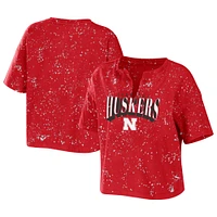 Women's WEAR by Erin Andrews Scarlet Nebraska Huskers T-shirt court à encolure crantée avec lavage délavé et éclaboussures