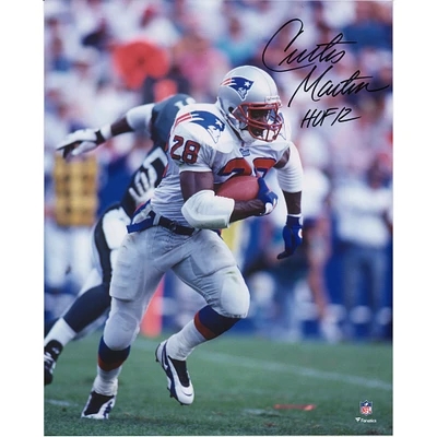 Photographie verticale autographiée de Curtis Martin New England Patriots en maillot blanc de 16" x 20" avec l'inscription "HOF 12"