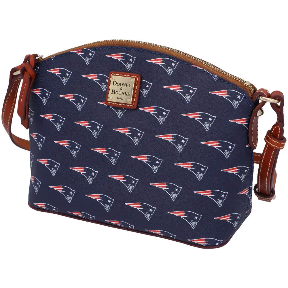 Dooney & Bourke New England Patriots Signature Suki Crossbody avec poignet moyen