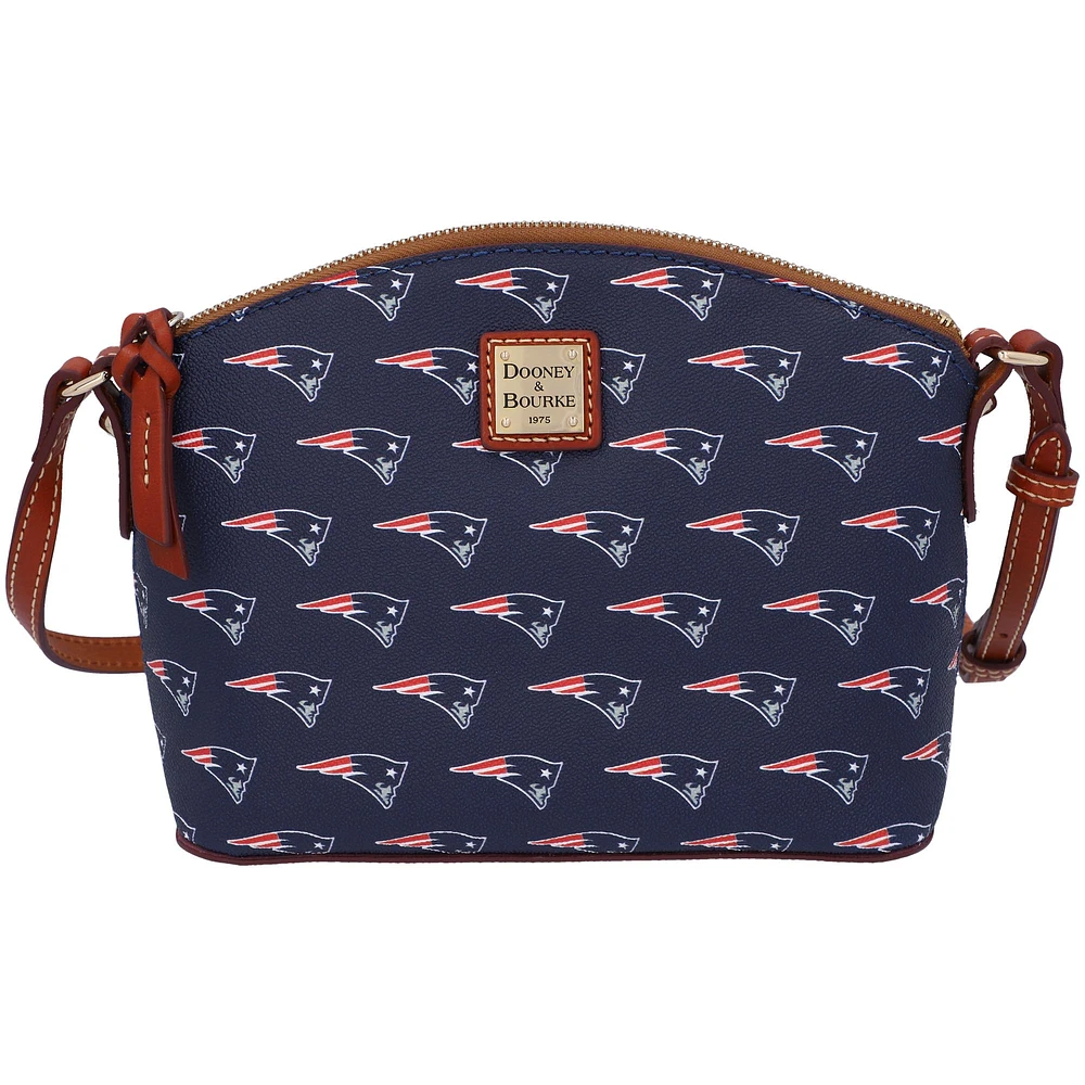 Dooney & Bourke New England Patriots Signature Suki Crossbody avec poignet moyen