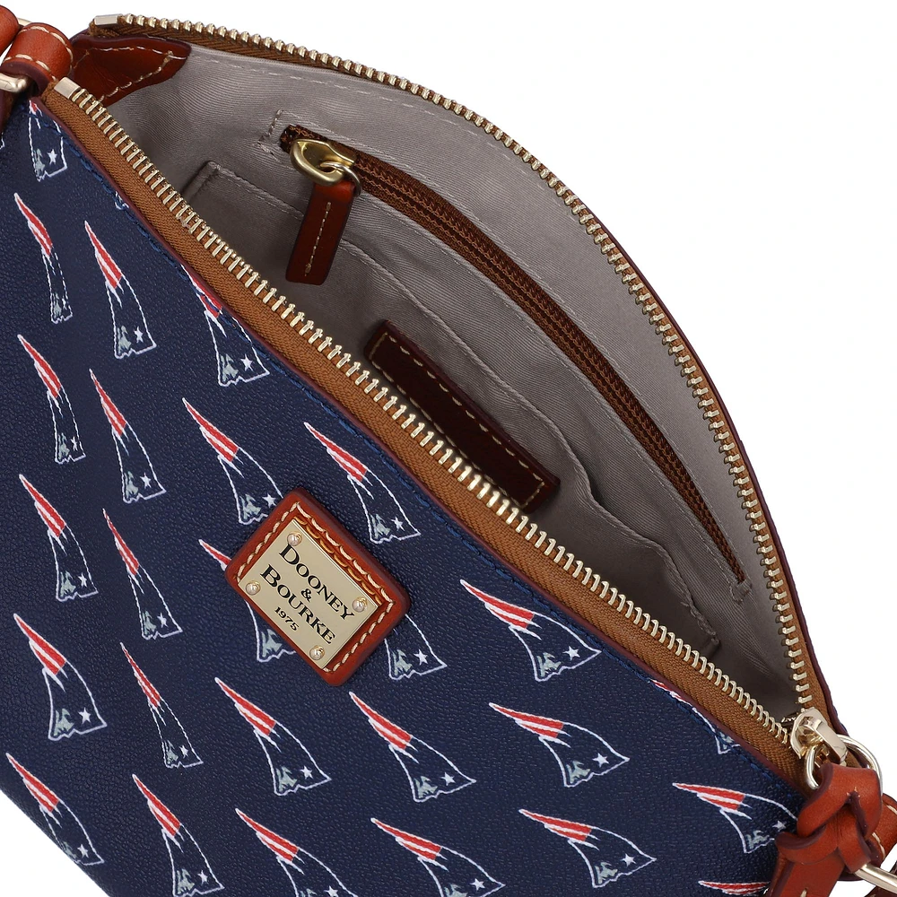 Dooney & Bourke New England Patriots Signature Suki Crossbody avec poignet moyen