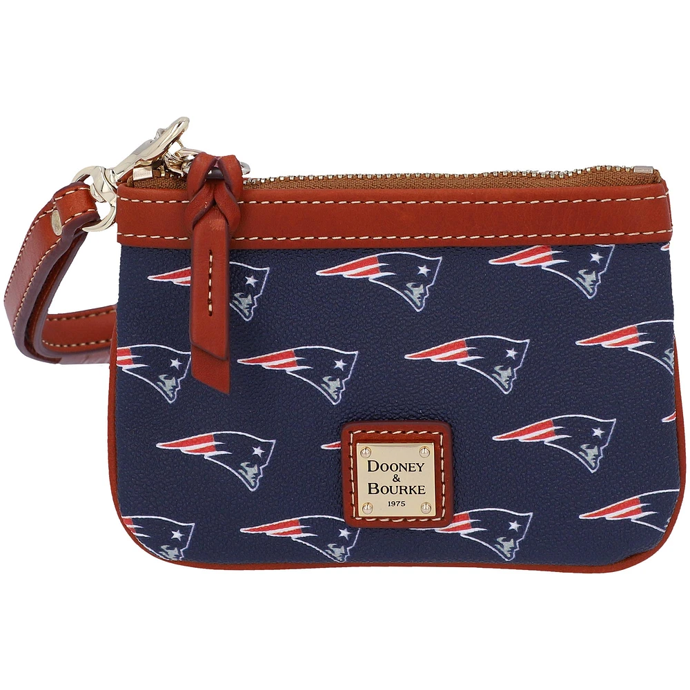 Dooney & Bourke New England Patriots Signature Suki Crossbody avec poignet moyen