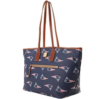 Dooney & Bourke New England Patriots Sporty Monogram Grand sac fourre-tout zippé