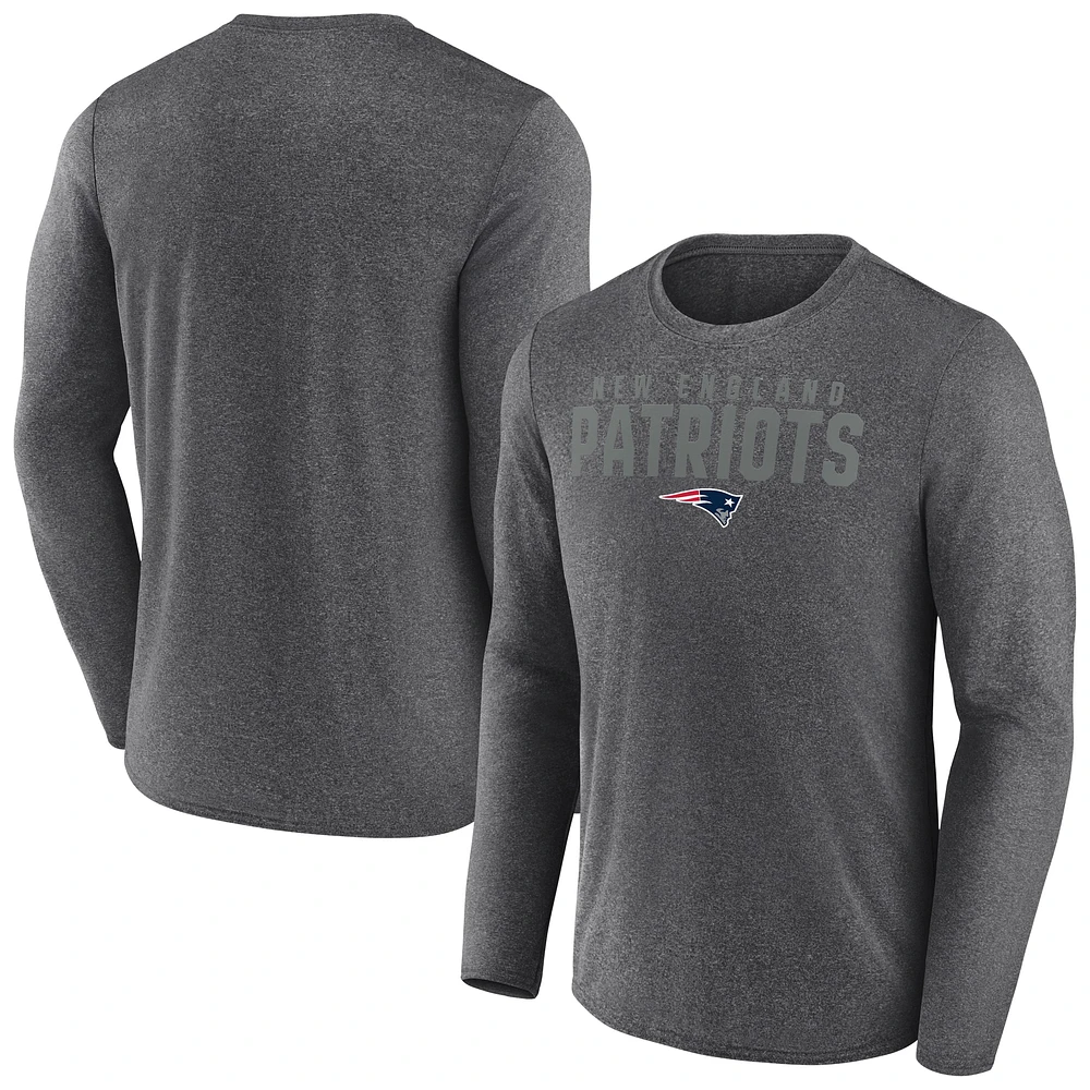 T-shirt à manches longues Blackout pour homme Fanatics Heather Charcoal New England Patriots