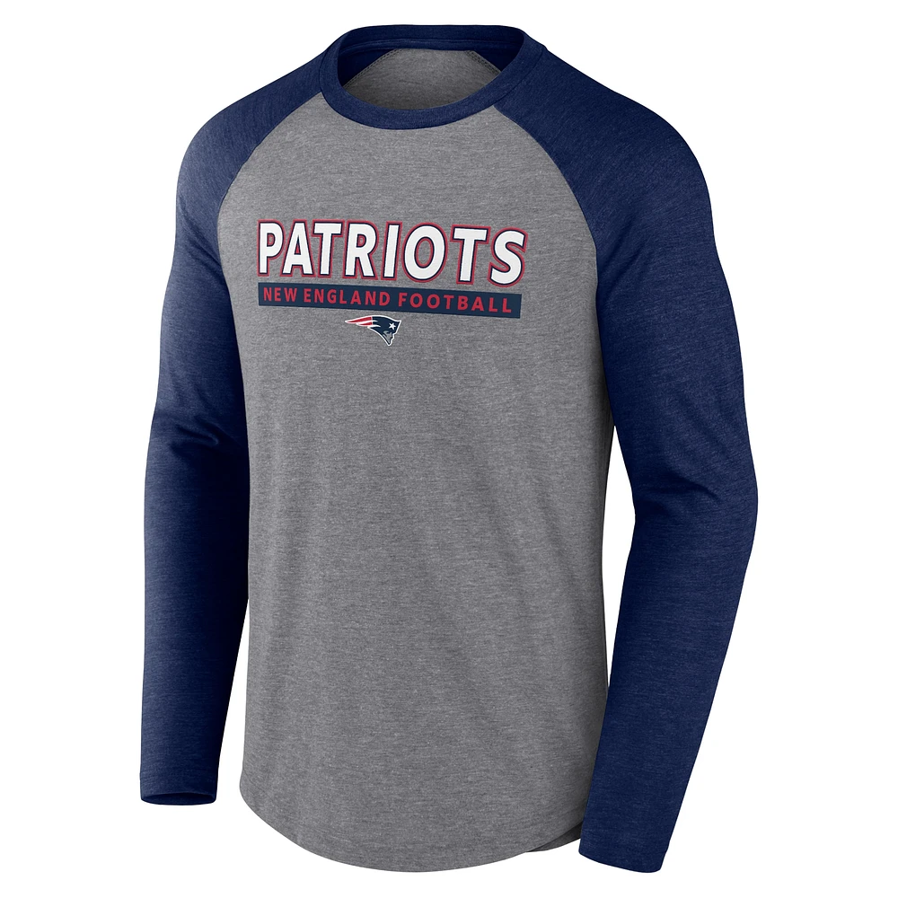 T-shirt à manches longues raglan tri-mélangé Fanatics pour hommes gris chiné/marine New England Patriots