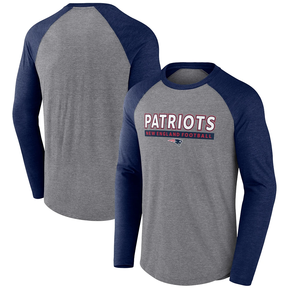 T-shirt à manches longues raglan tri-mélangé Fanatics pour hommes gris chiné/marine New England Patriots