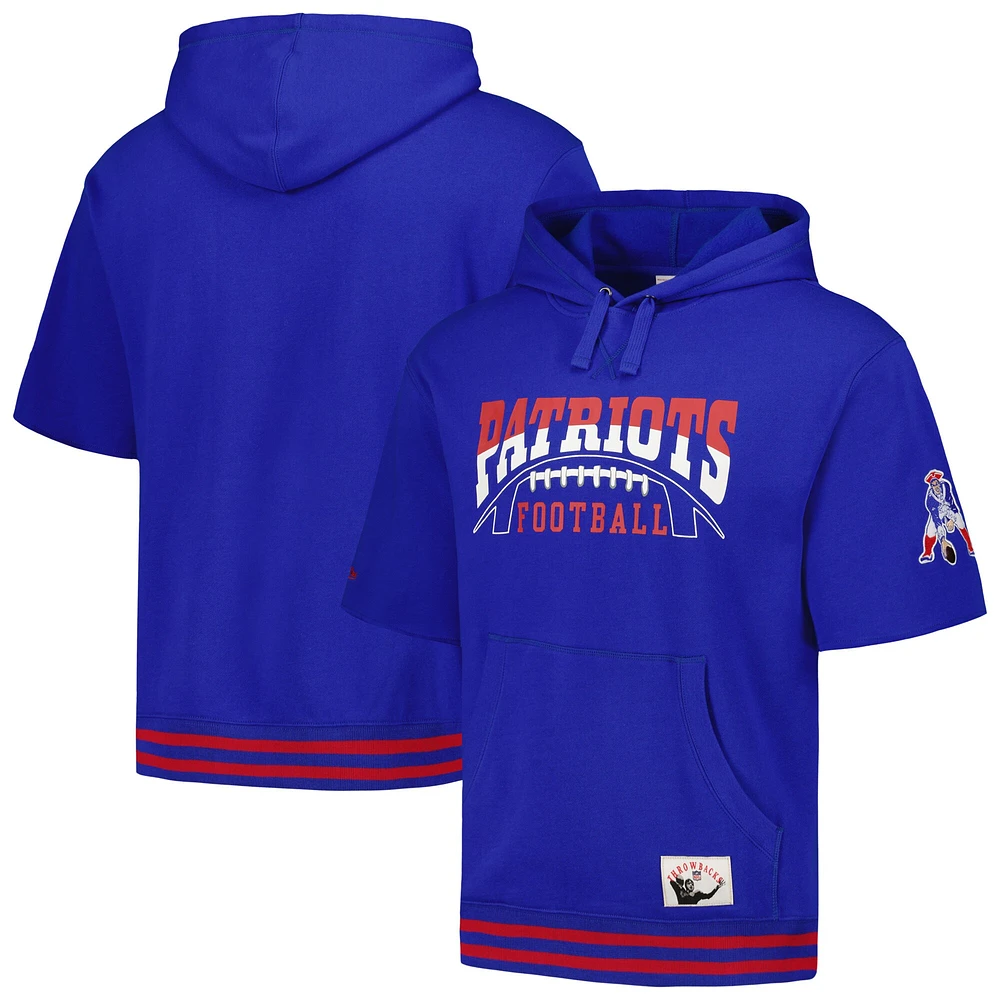 Chandail à capuchon manches courtes d'avant-match des Royal New England Patriots Mitchell & Ness pour hommes