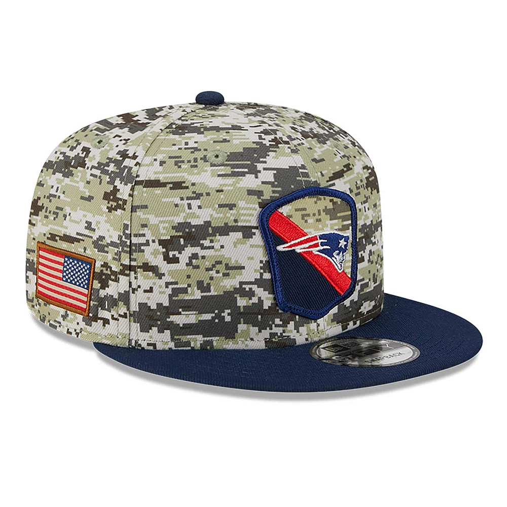 Casquette Snapback 9FIFTY New Era Camo/Navy New England Patriots 2023 Salute To Service pour hommes