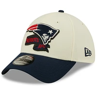 Casquette flexible bicolore New Era Patriots 2022 Sideline 39THIRTY crème/bleu marine pour hommes