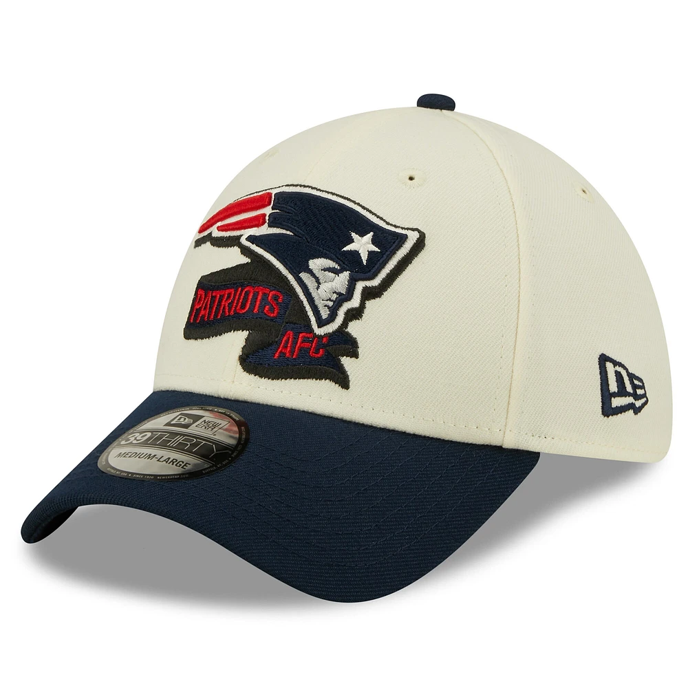 Casquette New Era 2022 Sideline des Patriots de la Nouvelle-Angleterre crème/bleu marine pour homme - 39THIRTY 2-Tone Flex Hat