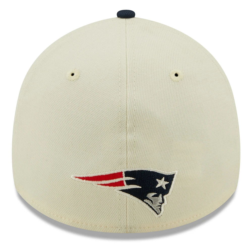 Casquette New Era 2022 Sideline des Patriots de la Nouvelle-Angleterre crème/bleu marine pour homme - 39THIRTY 2-Tone Flex Hat