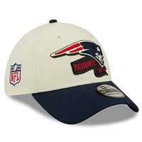 Casquette New Era 2022 Sideline des Patriots de la Nouvelle-Angleterre crème/bleu marine pour homme - 39THIRTY 2-Tone Flex Hat