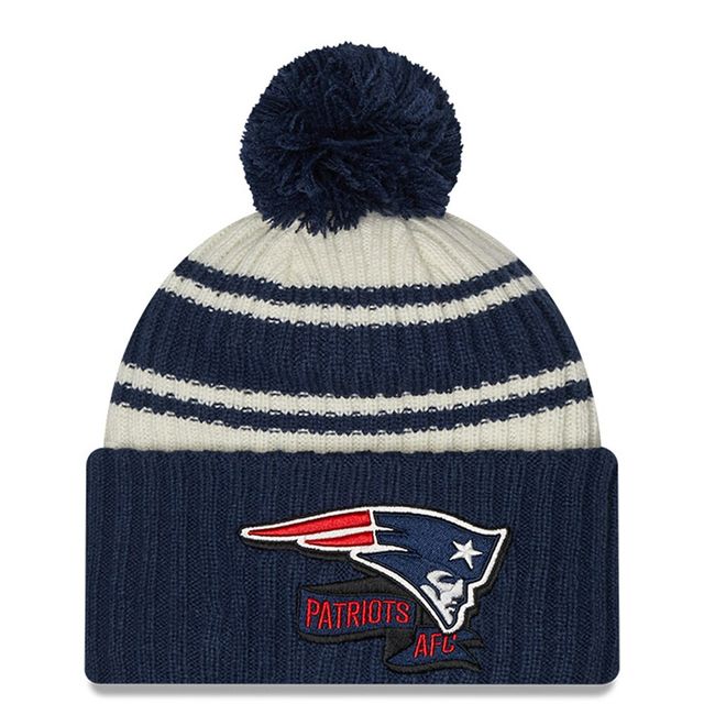 Modèle pour homme New Era crème/bleu marine Patriots de la Nouvelle-Angleterre 2022 - Tuque en tricot à revers sport avec pompons