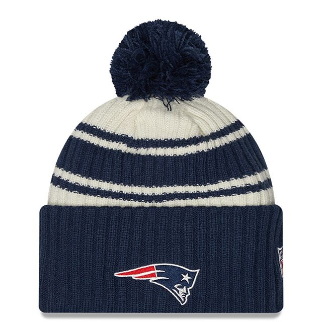 Modèle pour homme New Era crème/bleu marine Patriots de la Nouvelle-Angleterre 2022 - Tuque en tricot à revers sport avec pompons