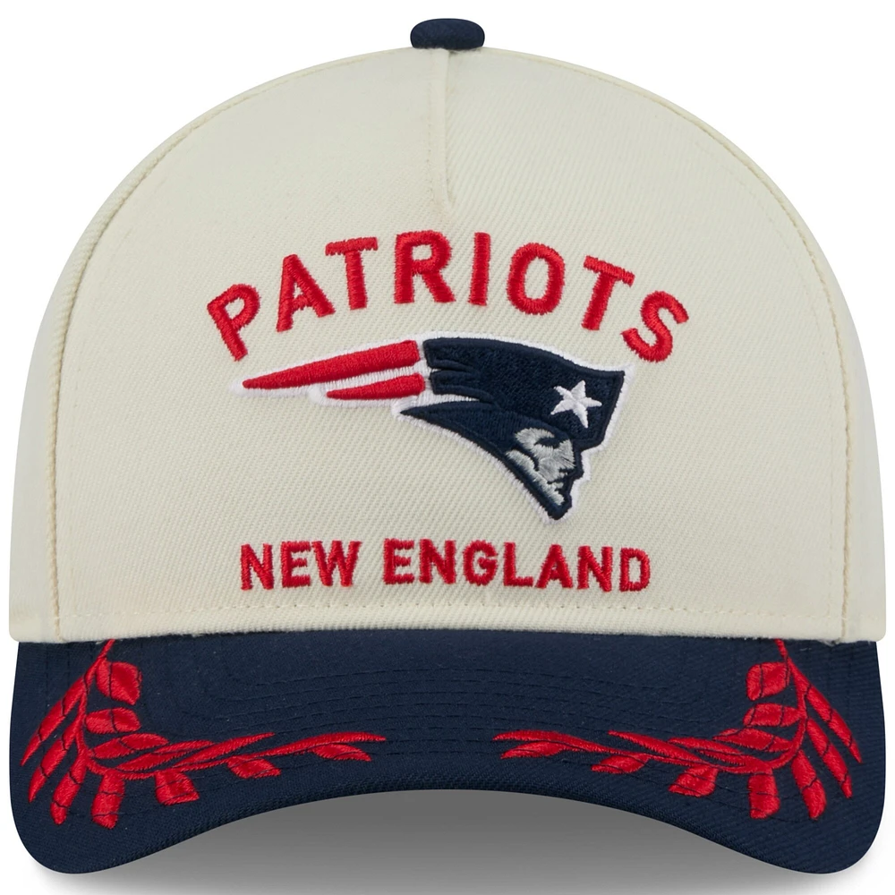 Casquette ajustable New Era 9FORTY M-Crown A-Frame pour homme, couleur crème/bleu marine, des New England Patriots, draft NFL 2025