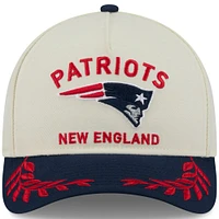 Casquette ajustable New Era 9FORTY M-Crown A-Frame pour homme, couleur crème/bleu marine, des New England Patriots, draft NFL 2025