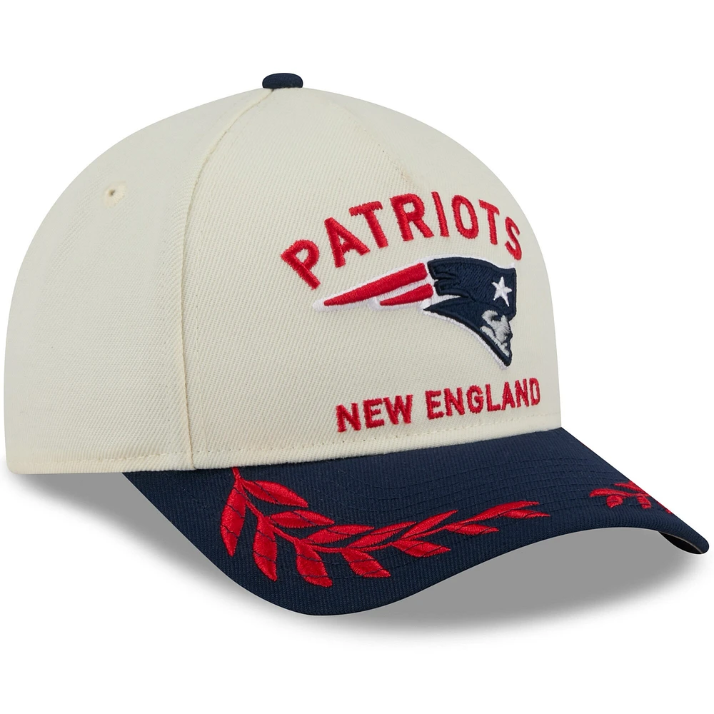 Casquette ajustable New Era 9FORTY M-Crown A-Frame pour homme, couleur crème/bleu marine, des New England Patriots, draft NFL 2025