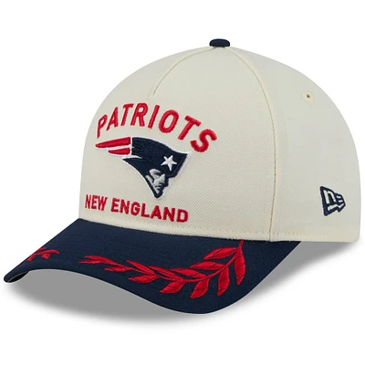 Casquette ajustable New Era 9FORTY M-Crown A-Frame pour homme, couleur crème/bleu marine, des New England Patriots, draft NFL 2025