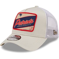 Casquette Snapback 9FORTY Snapback Happy Camper A-Frame Trucker des New England Patriots New Era kaki/blanc pour hommes