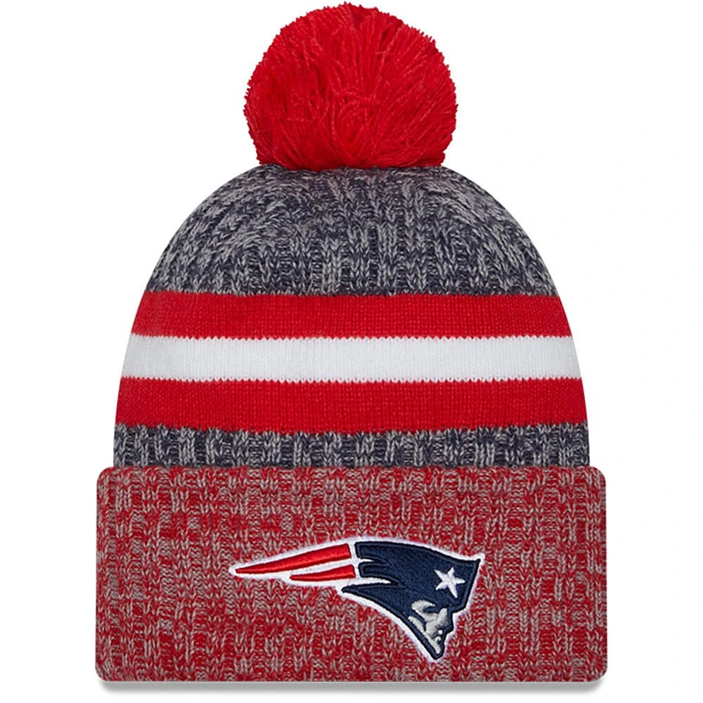 Bonnet en tricot à pompon à revers New Era New Era Patriots 2023 Sideline Sport pour hommes, bleu marine/rouge