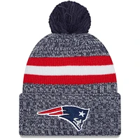 Bonnet en tricot à revers New England Patriots 2023 Sideline pour homme avec pompon bleu marine New Era